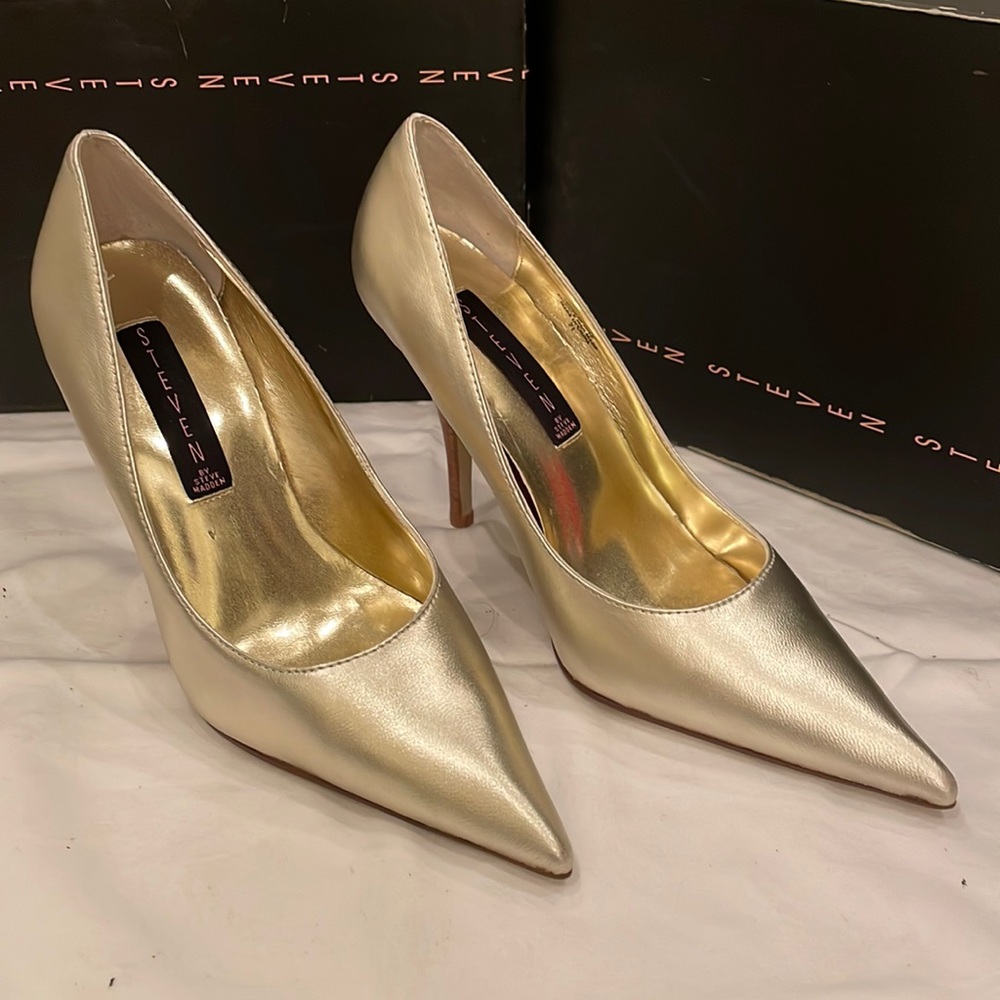 New Steve Madden 7 1/2 in original box.